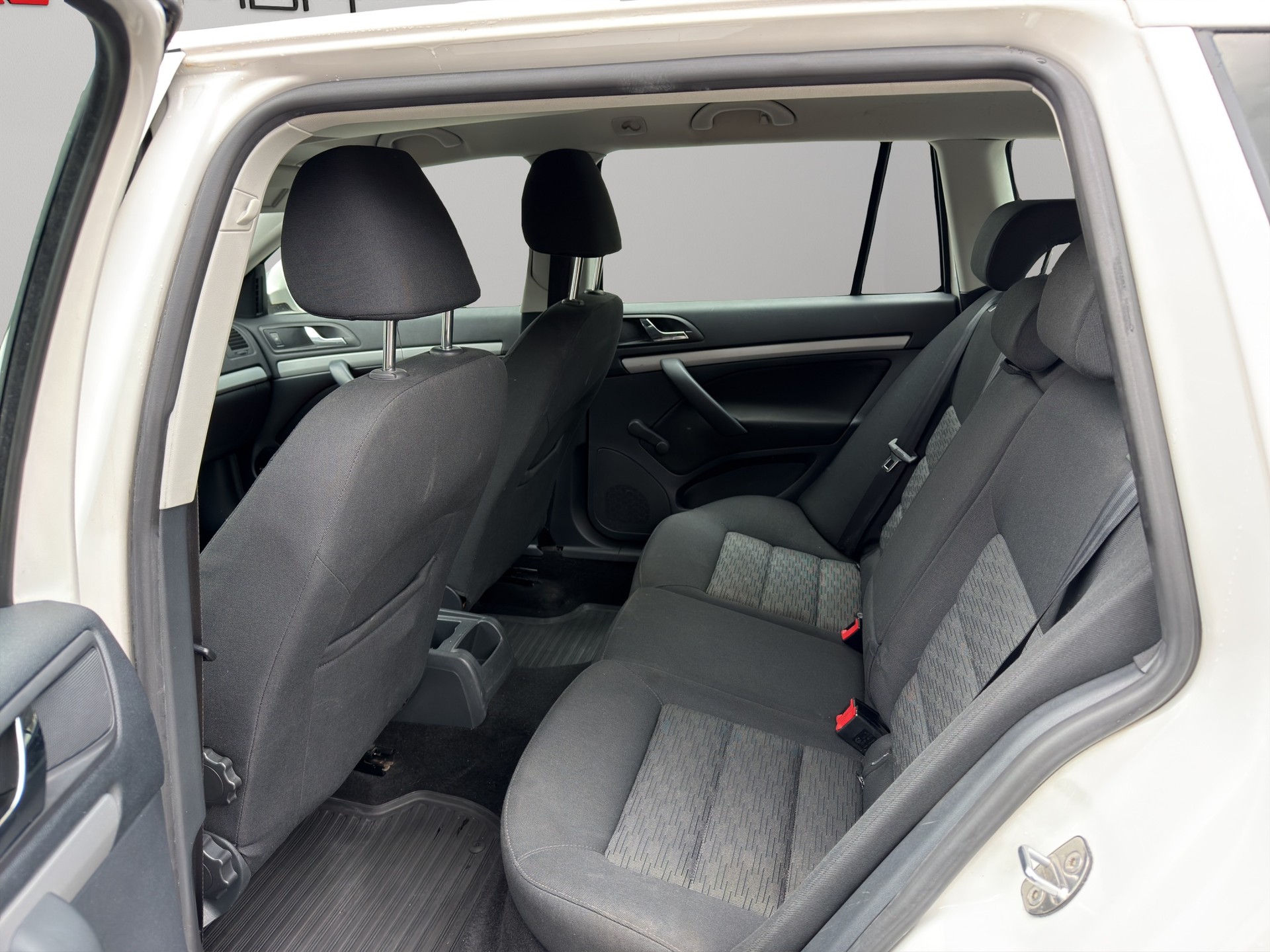 SKODA Octavia Combi 1.6 TDI Elegance DSG-image-8