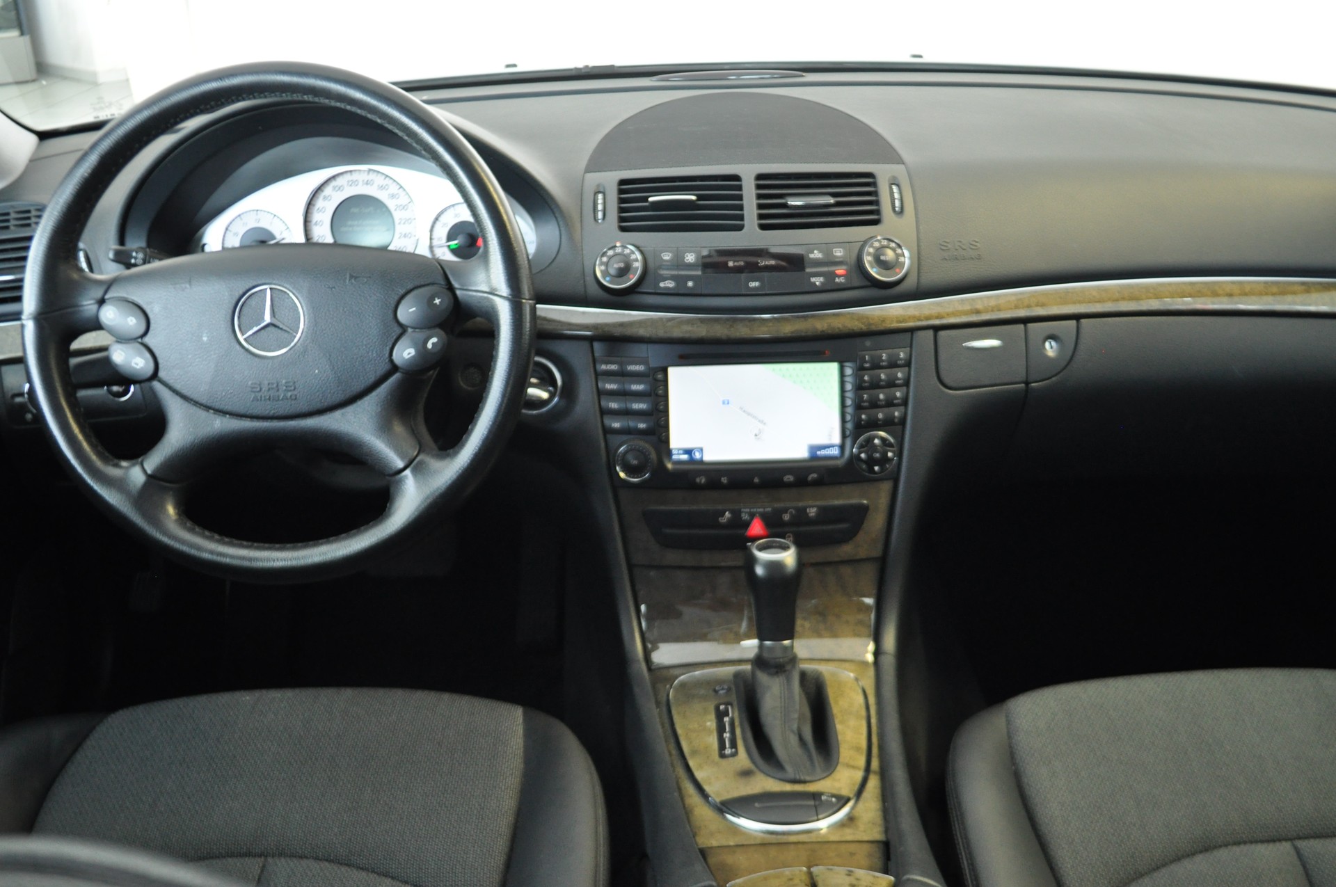 MERCEDES-BENZ E 280 Avantgarde 4Matic Automatic-image-9