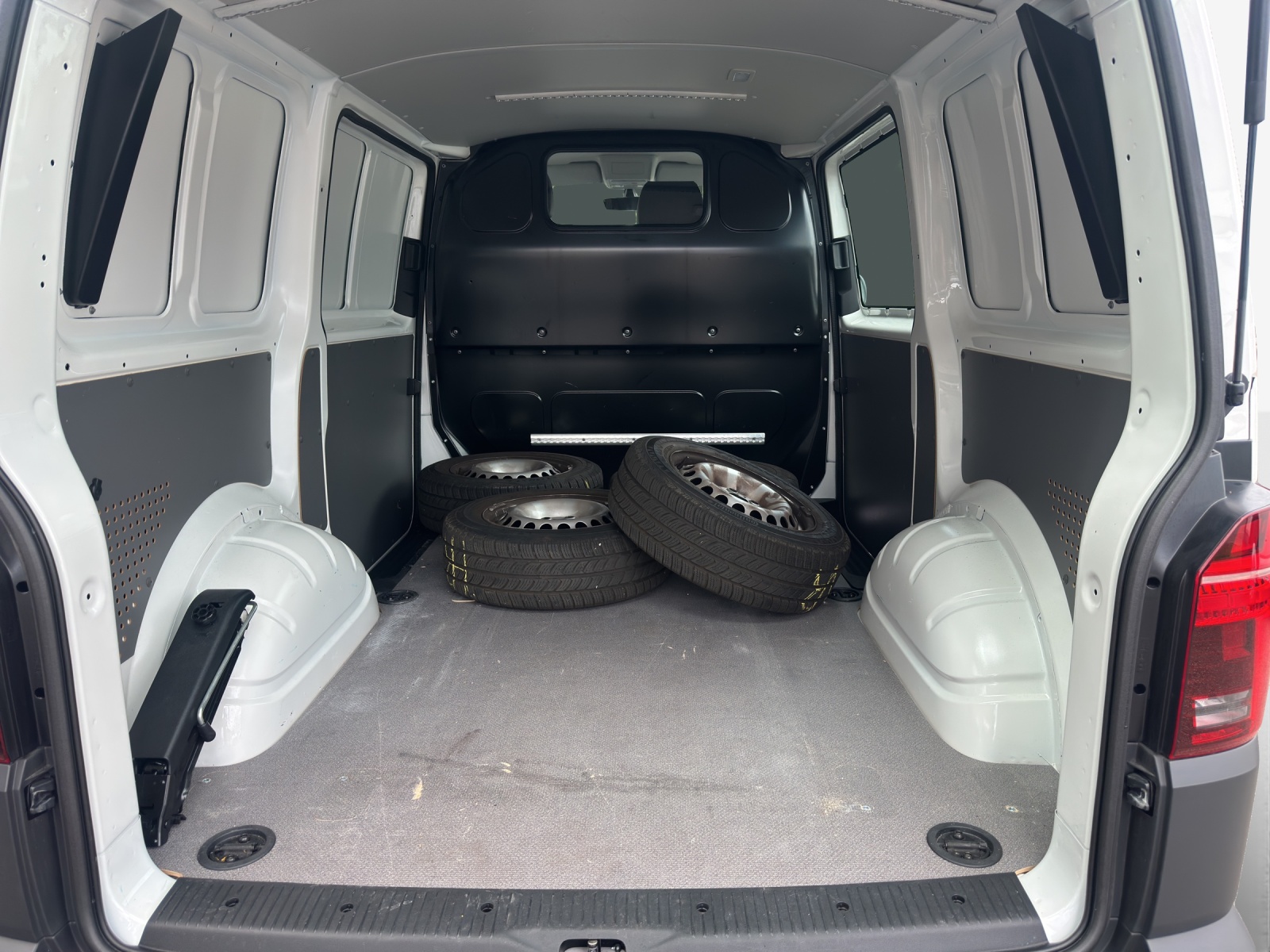 VW T6.1 2.0 TDI DSG-image-12