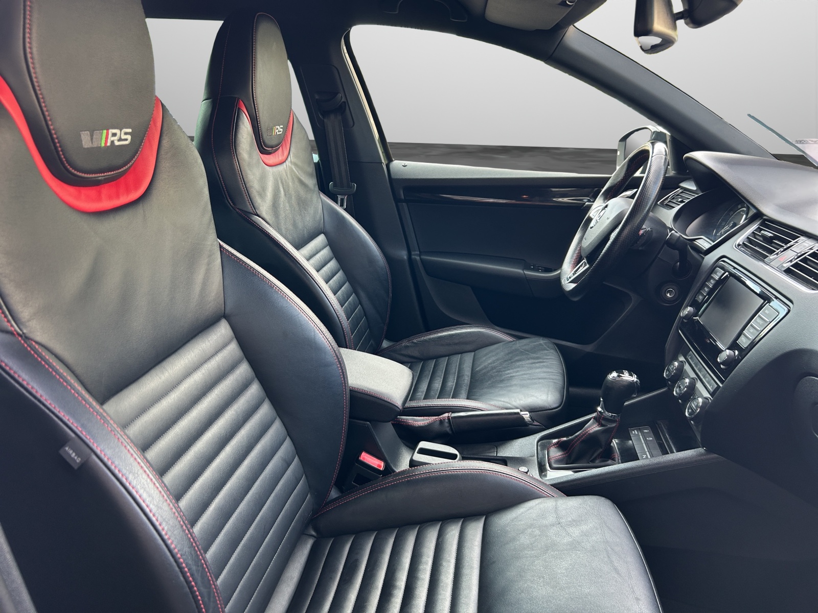 SKODA Octavia Combi 2.0 TSI RS 230 DSG-image-8