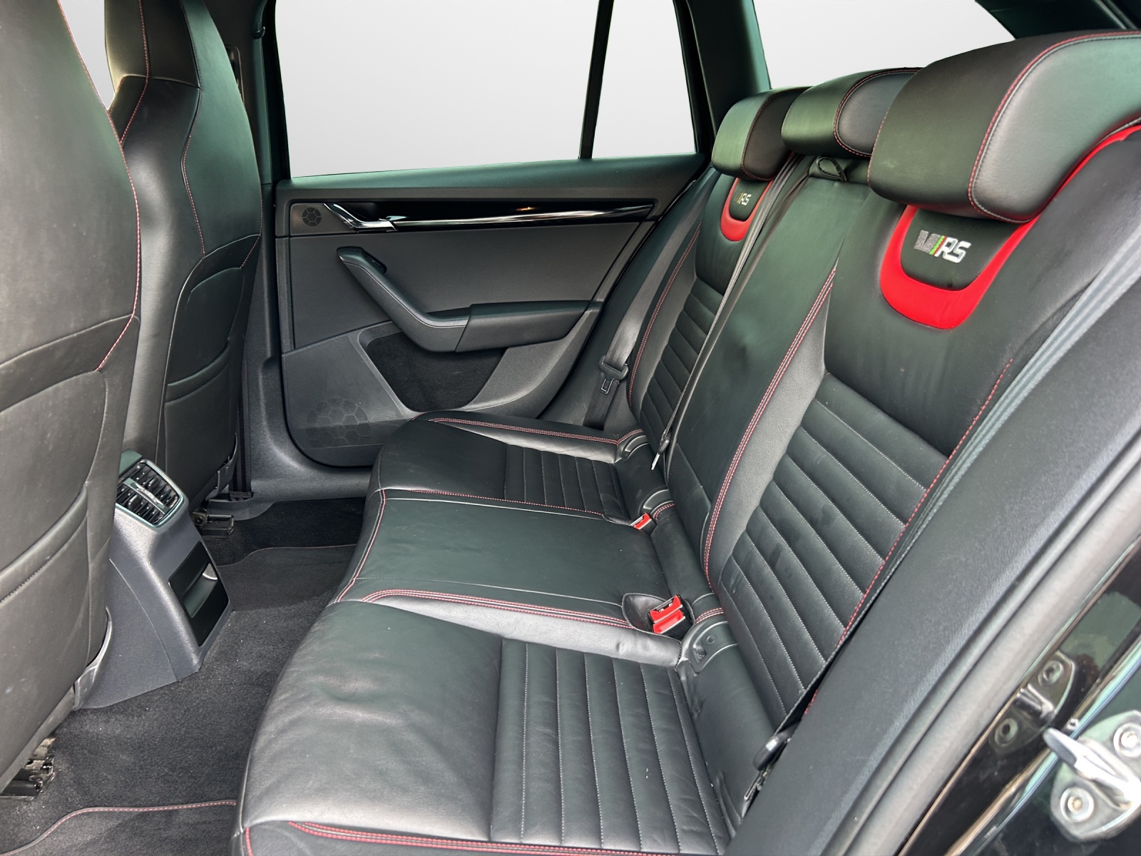 SKODA Octavia Combi 2.0 TSI RS 230 DSG-image-9