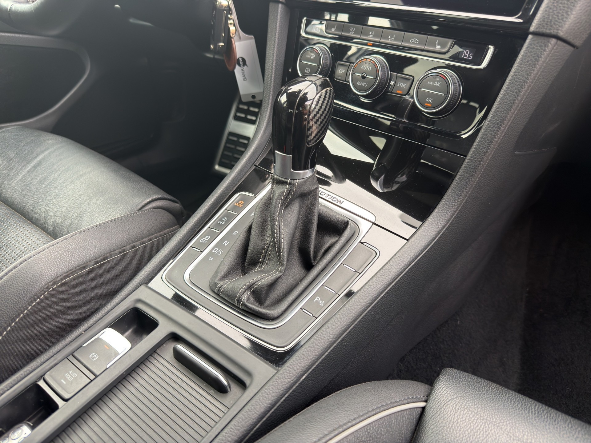 VW Golf 2.0 TSI R 4Motion DSG-image-16