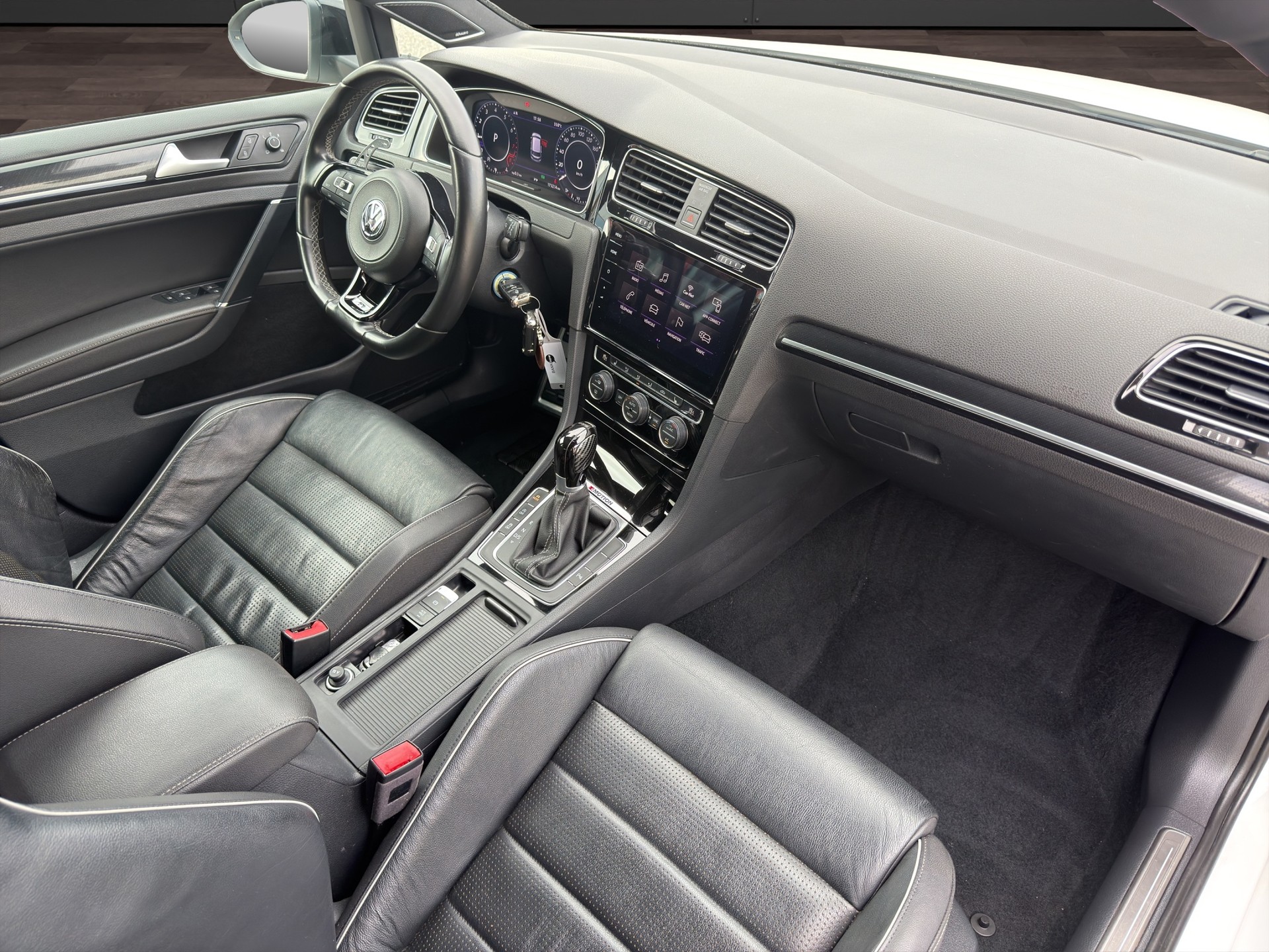 VW Golf 2.0 TSI R 4Motion DSG-image-17