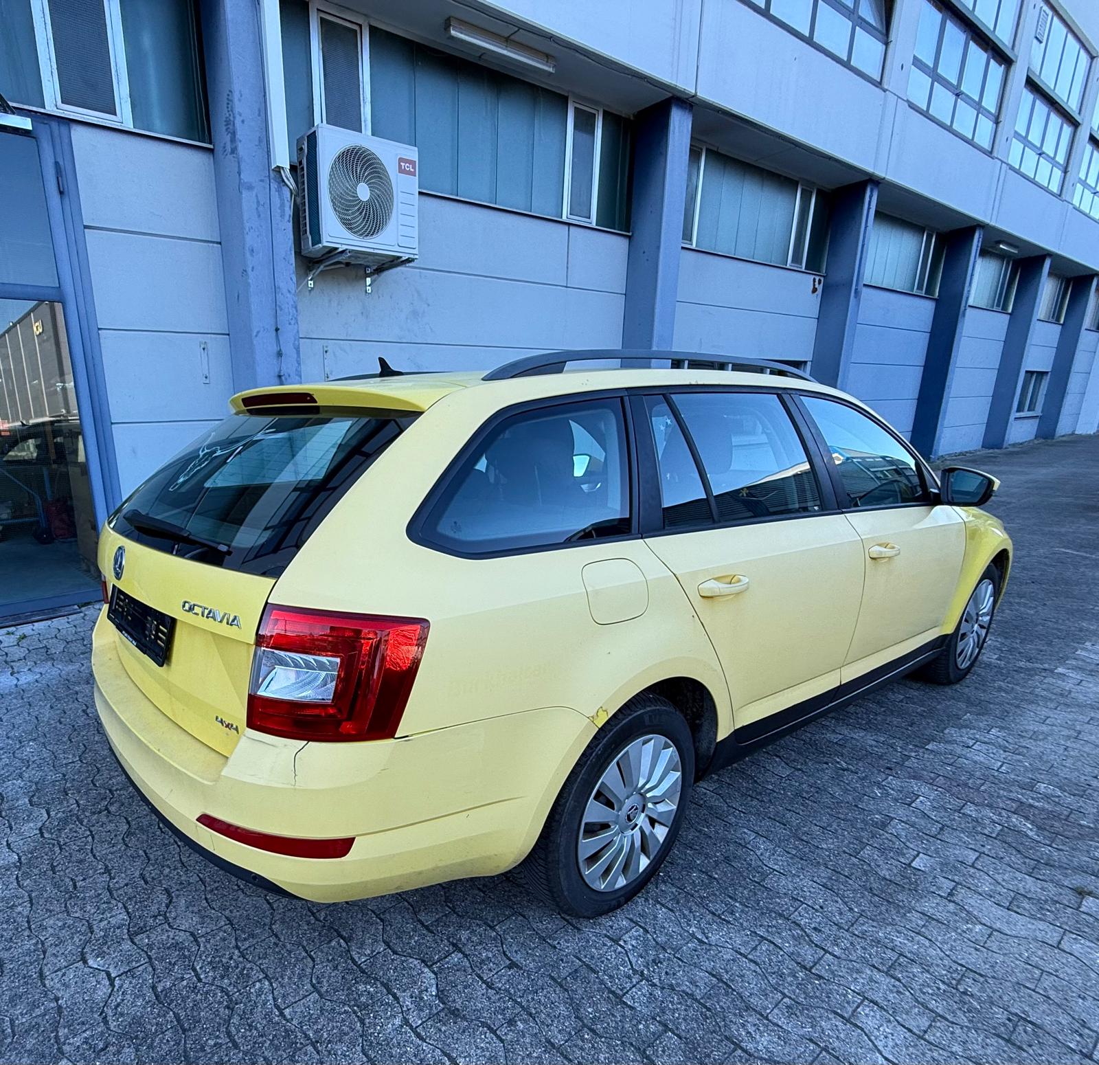 SKODA Octavia Combi 1.6 TDI Fresh 4x4-image-2