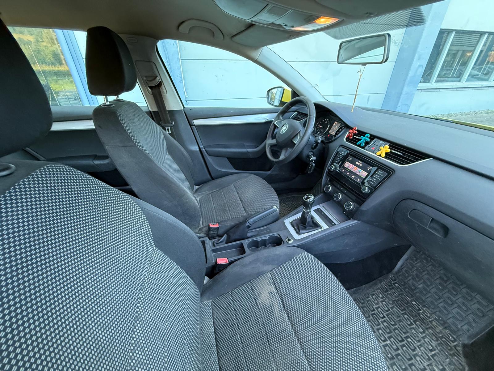 SKODA Octavia Combi 1.6 TDI Fresh 4x4-image-9