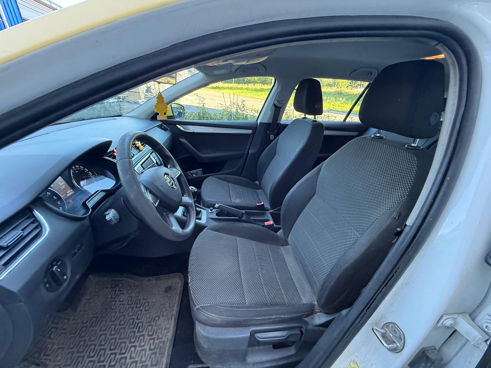 SKODA Octavia Combi 1.6 TDI Fresh 4x4-image-8
