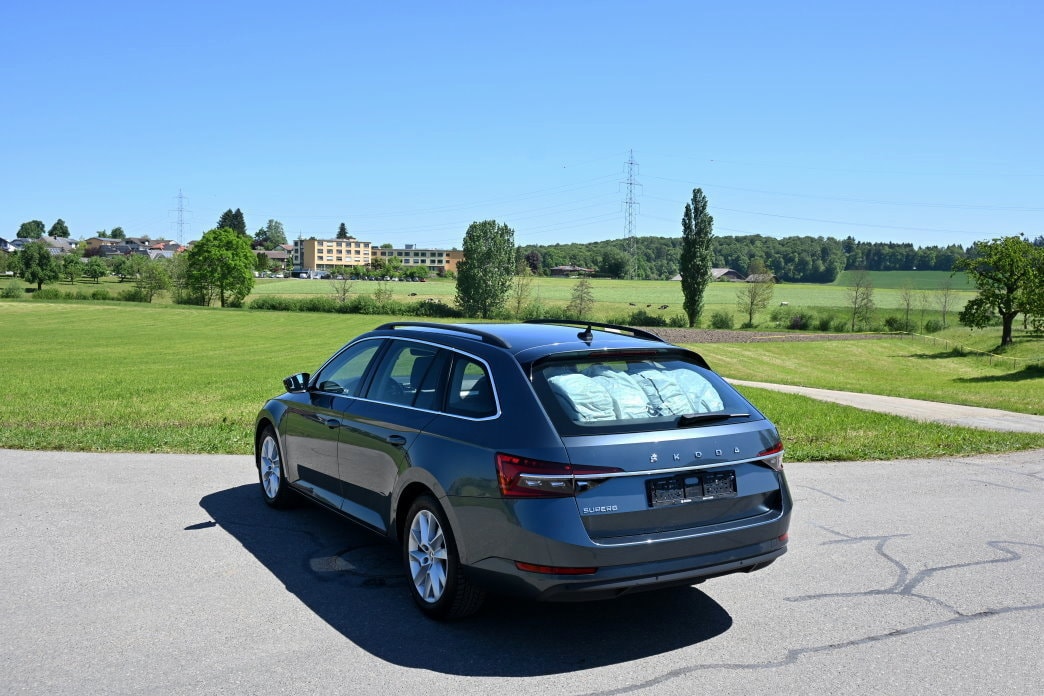 SKODA Superb Combi 2.0 TDi Ambition DSG-image-3