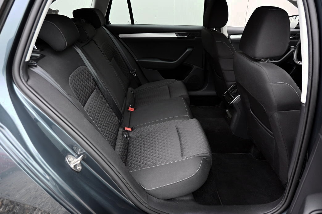 SKODA Superb Combi 2.0 TDi Ambition DSG-image-7