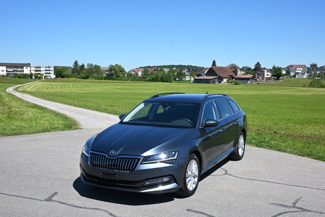 SKODA Superb Combi 2.0 TDi Ambition DSG-image-0