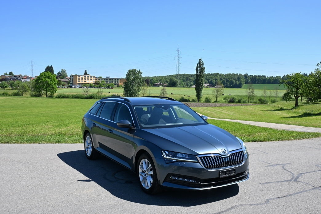 SKODA Superb Combi 2.0 TDi Ambition DSG-image-1