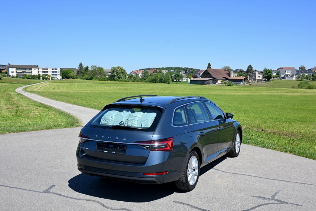 SKODA Superb Combi 2.0 TDi Ambition DSG-image-2