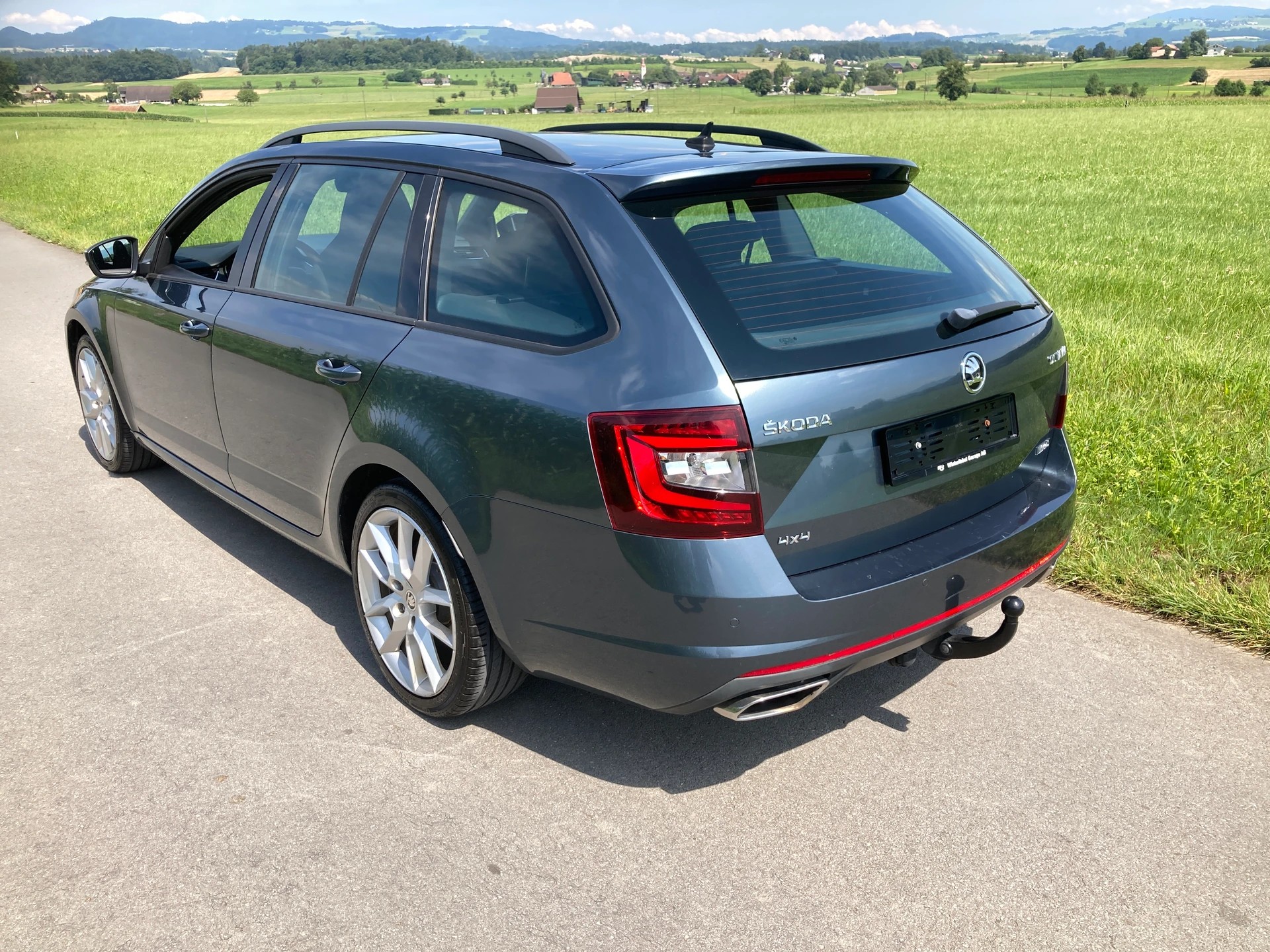 SKODA Octavia Combi 2.0 TDI RS 4x4 DSG mit Anhängerkupplung-image-3