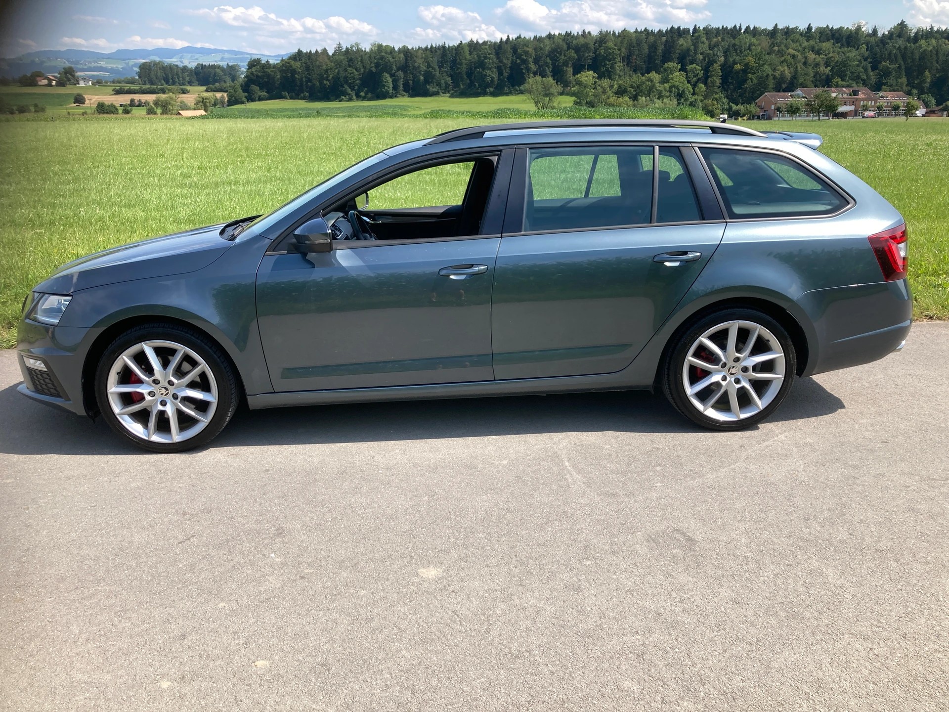 SKODA Octavia Combi 2.0 TDI RS 4x4 DSG mit Anhängerkupplung-image-4