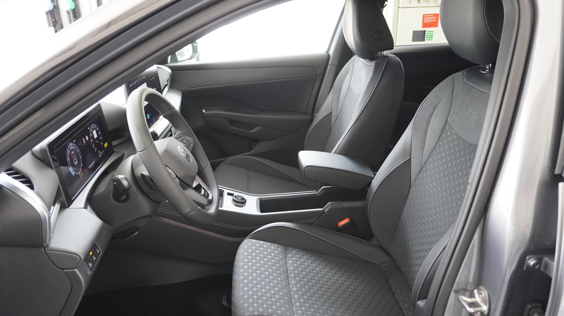 VW T-Roc 1.5 eTSI mHEV R-Line DSG-image-3
