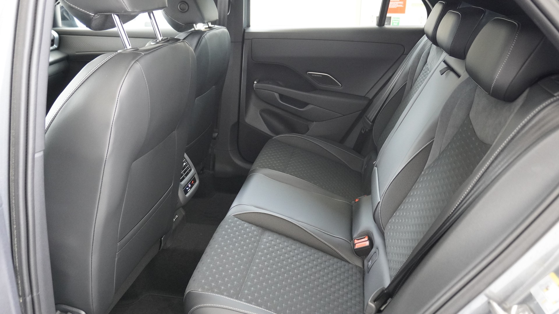 VW T-Roc 1.5 eTSI mHEV R-Line DSG-image-4