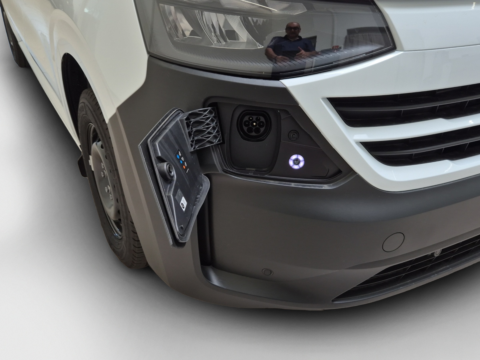 VW Transporter Plus 2.5 TSI e-Hybrid-image-14