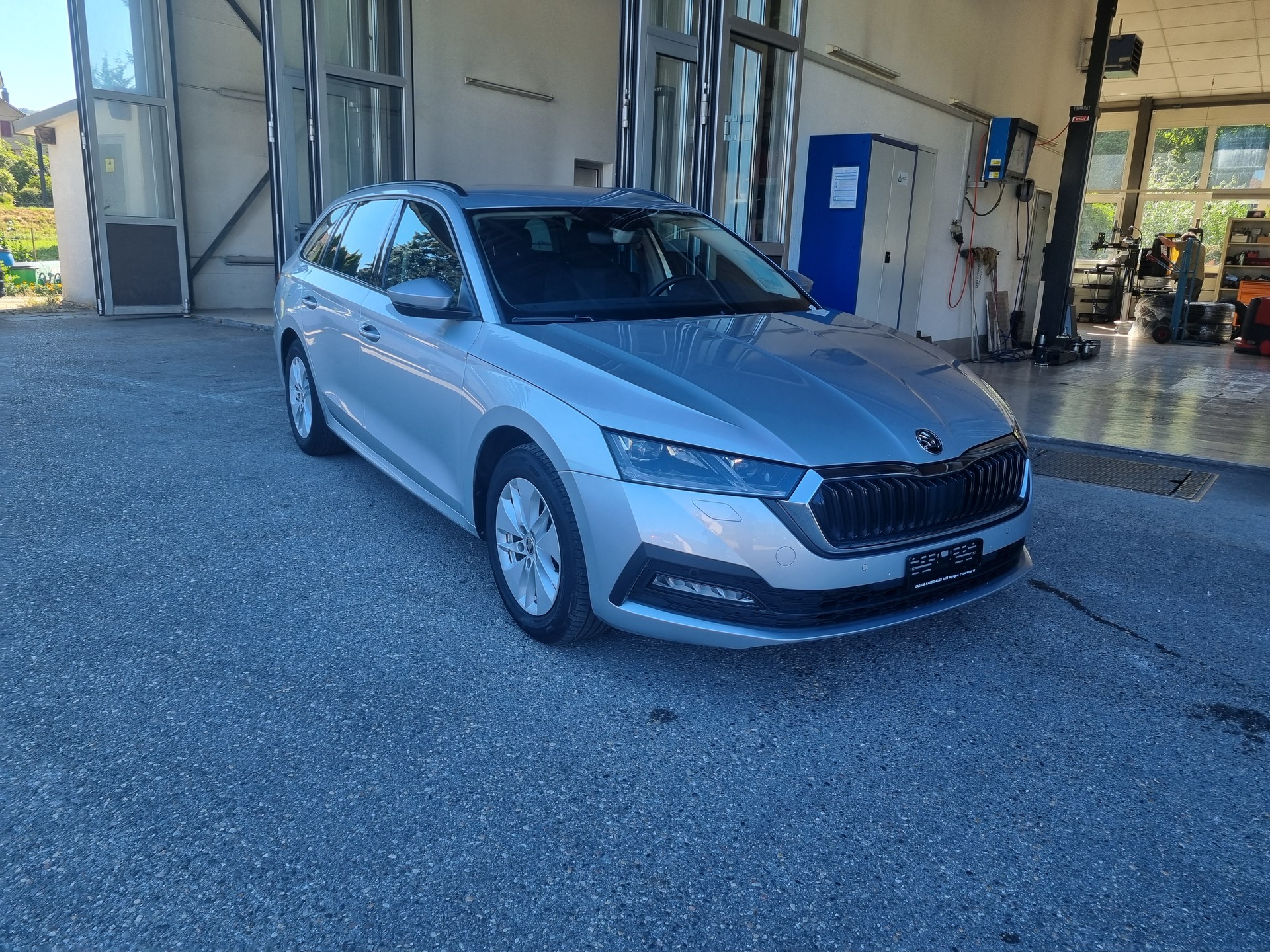 SKODA Octavia Combi 2.0 TDI DSG Ambition 4x4-image-1