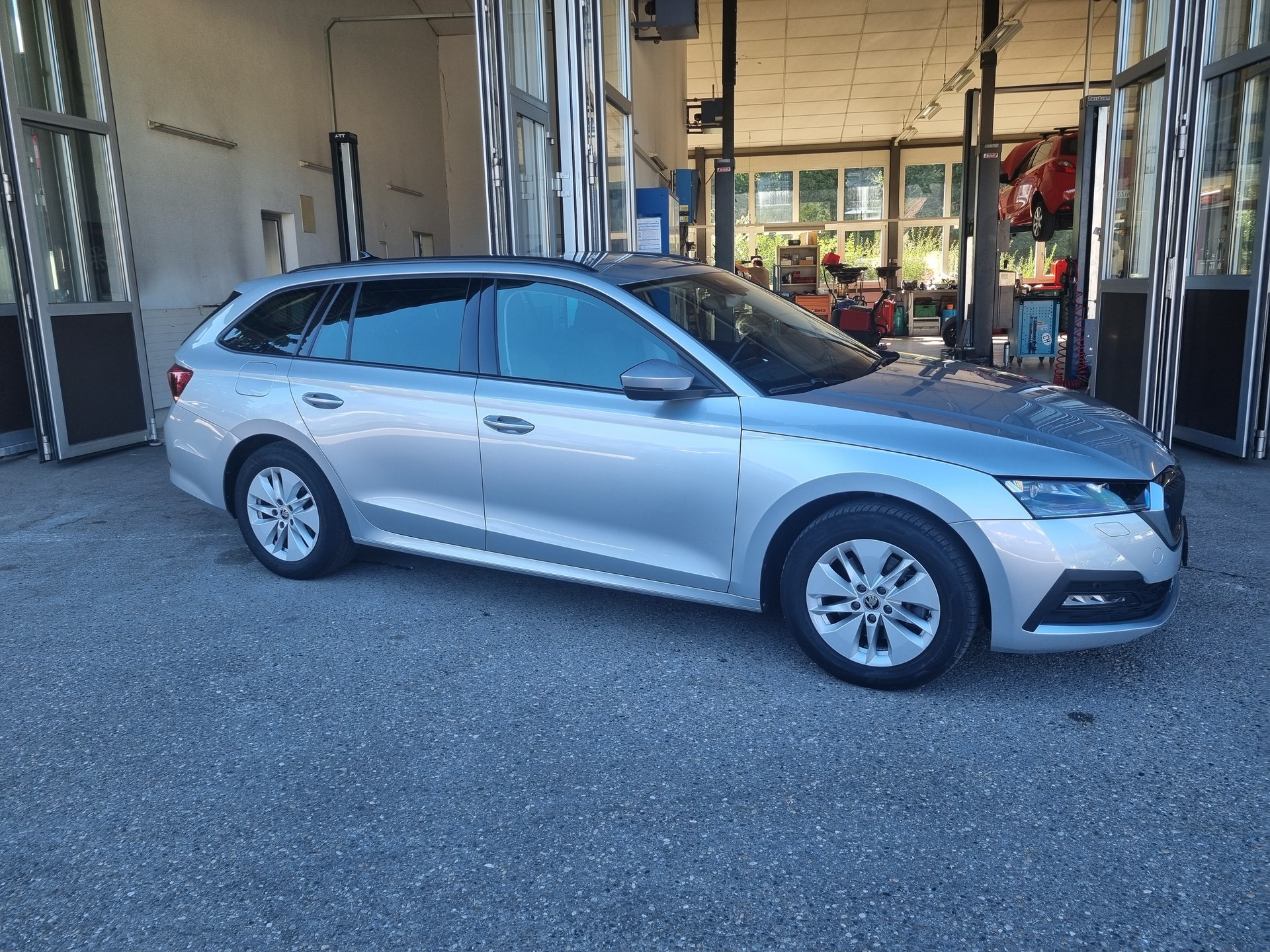 SKODA Octavia Combi 2.0 TDI DSG Ambition 4x4-image-2