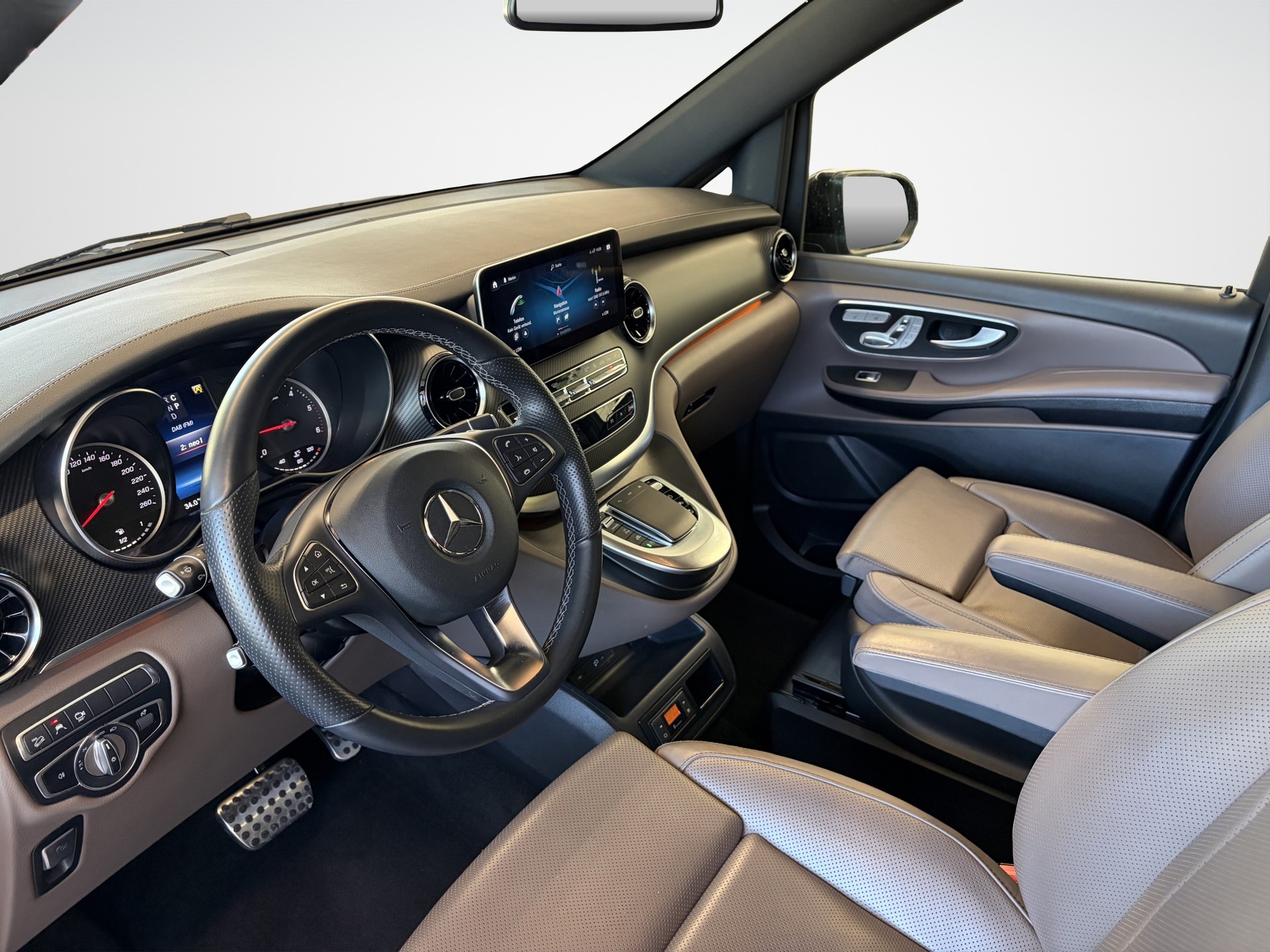 MERCEDES-BENZ V 300 d Avantgarde kompakt 4Matic 9G-Tronic-image-8