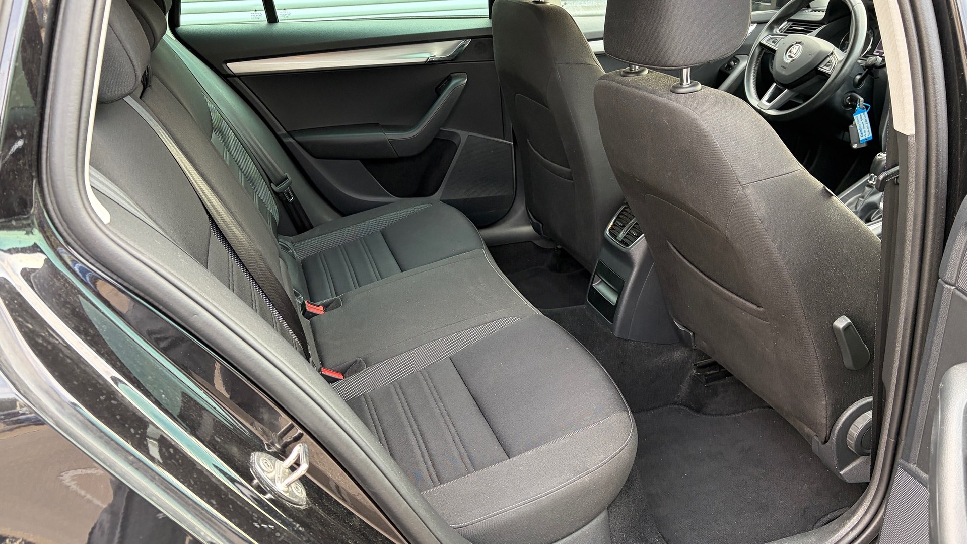 SKODA Octavia Combi 2.0 TDI Ambition 4x4 DSG-image-10