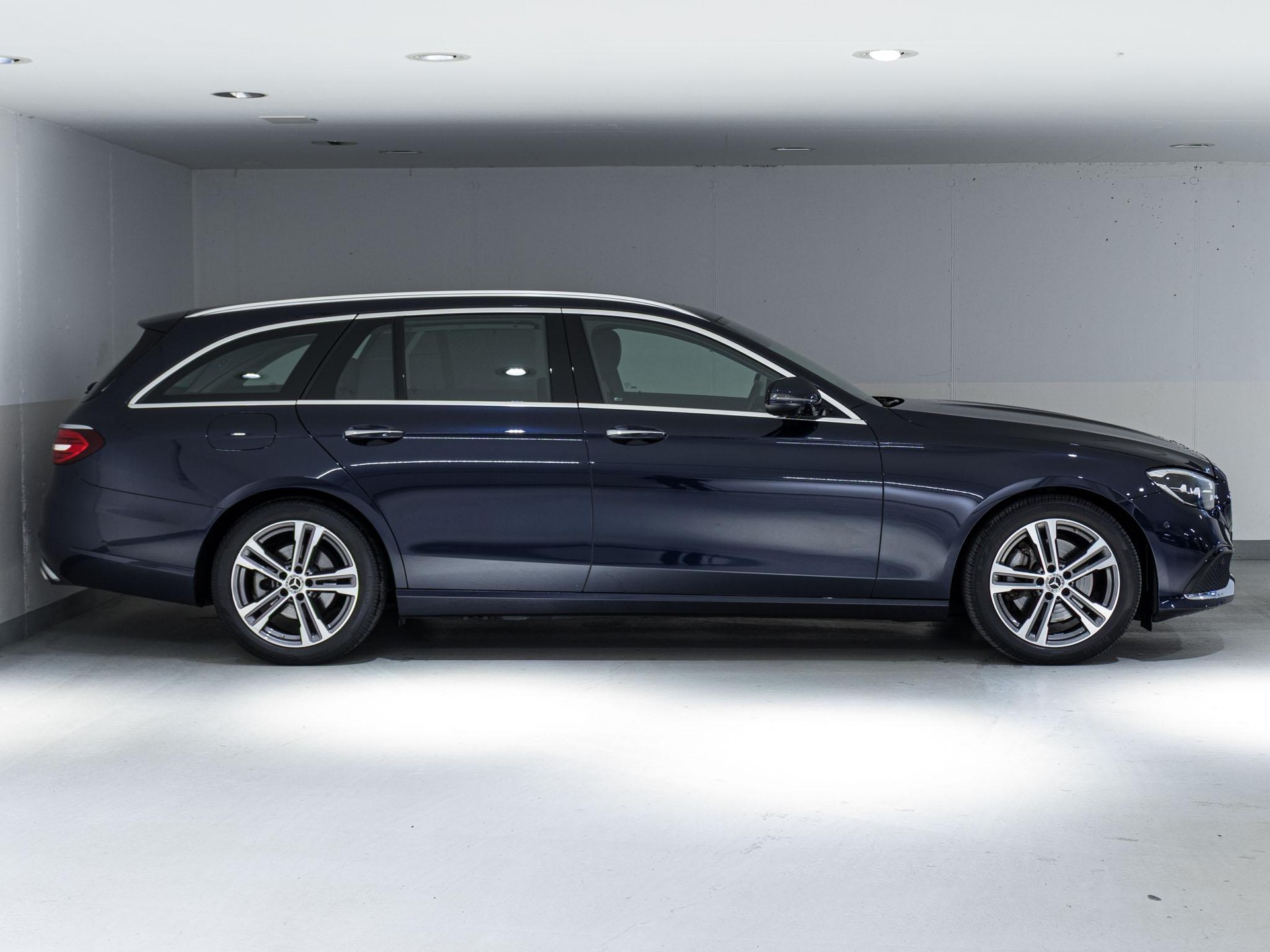 MERCEDES-BENZ E 220 d 4MATIC T-Modell-image-1