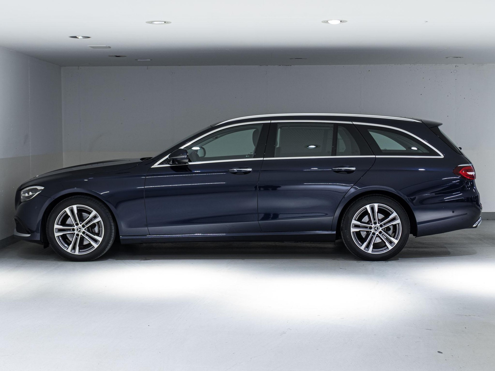 MERCEDES-BENZ E 220 d 4MATIC T-Modell-image-4