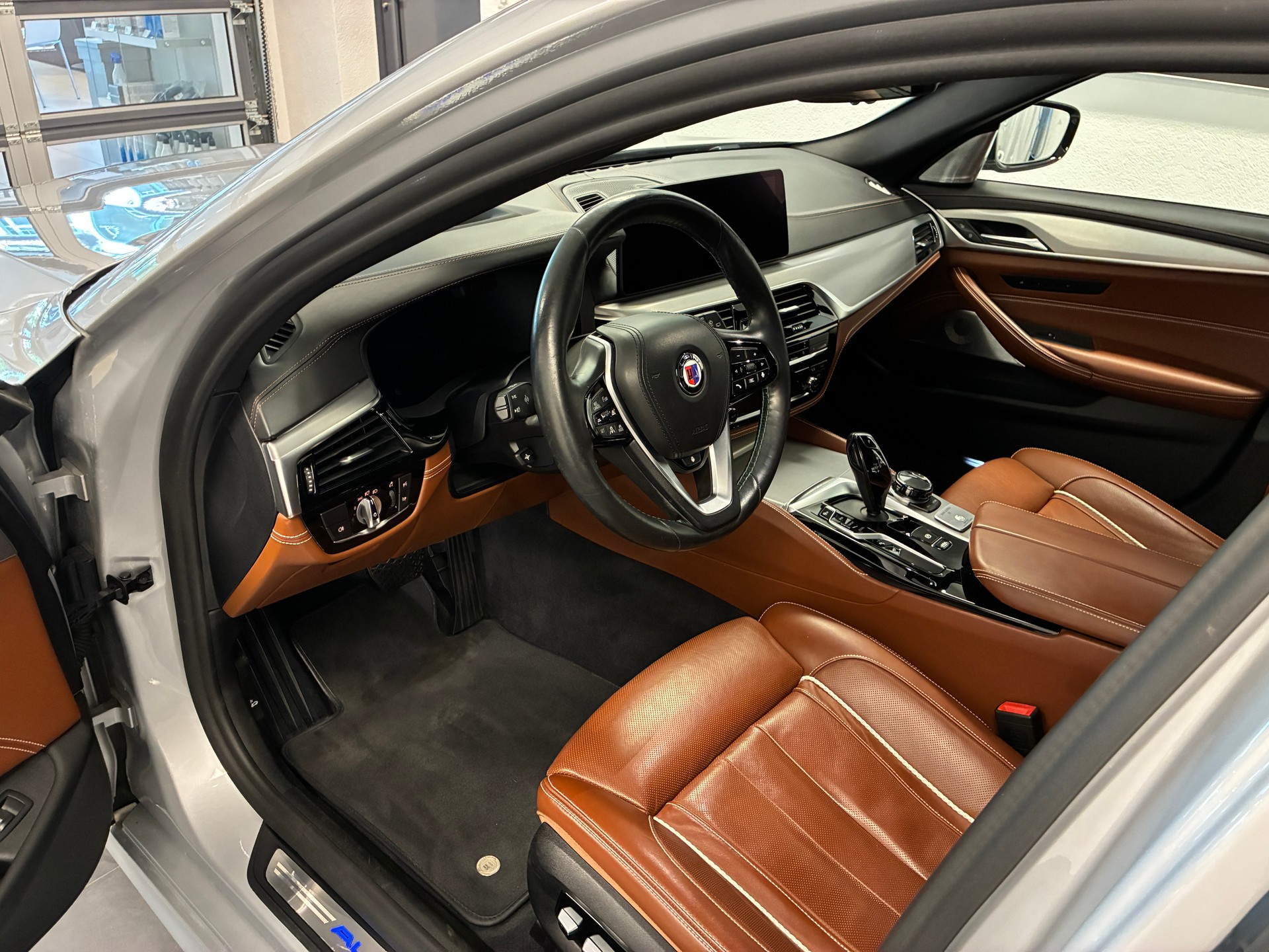 BMW-ALPINA B5 Touring 4.4 Biturbo 4x4-image-9