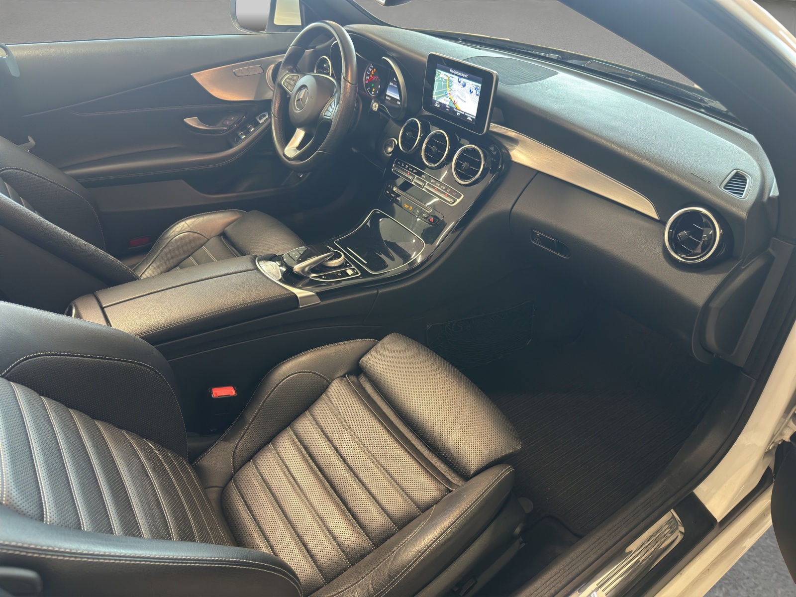 MERCEDES-BENZ C 220 d Cabriolet 4Matic 9G-Tronic-image-8