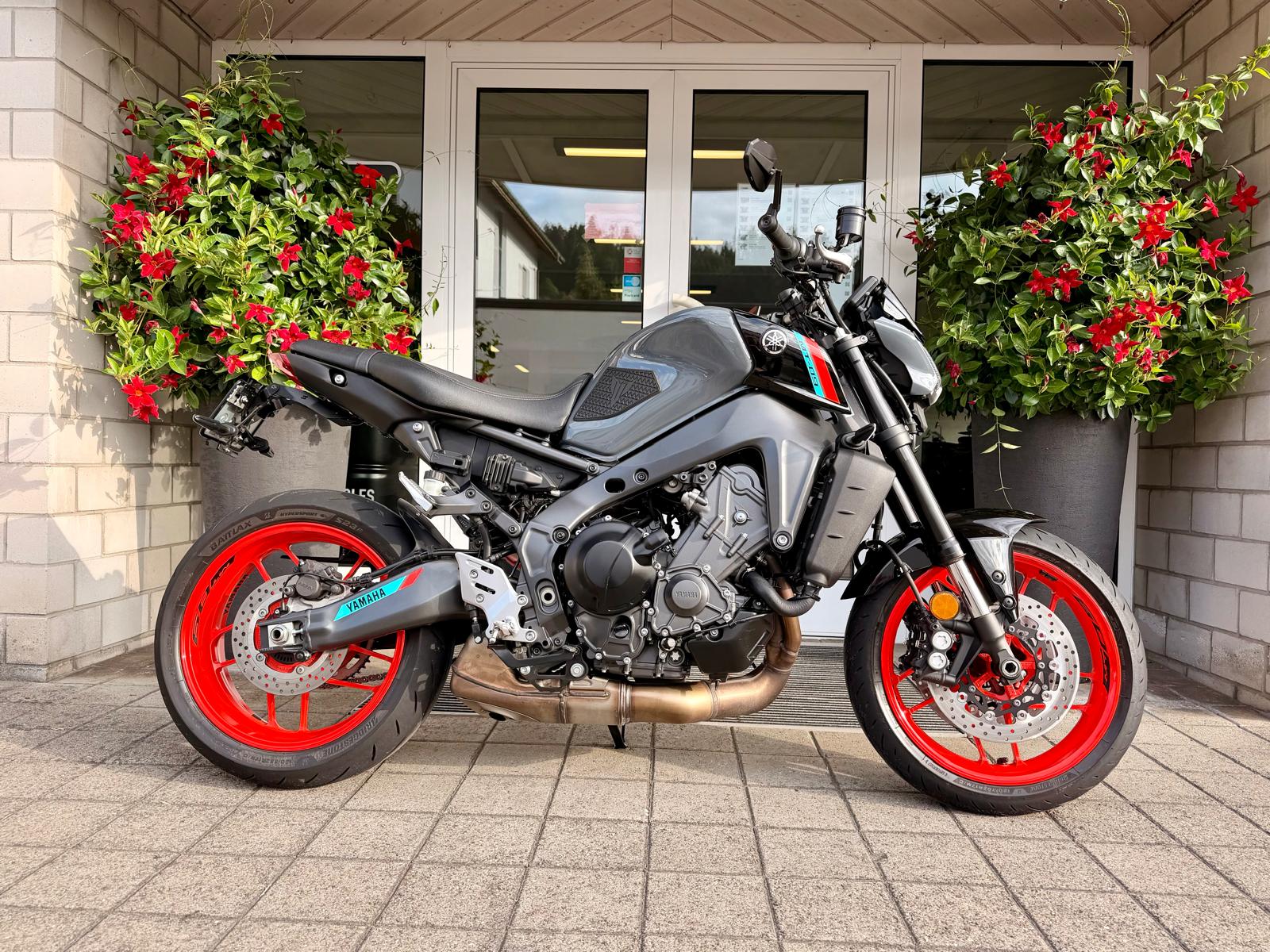 YAMAHA MT-09-showroom-element-1