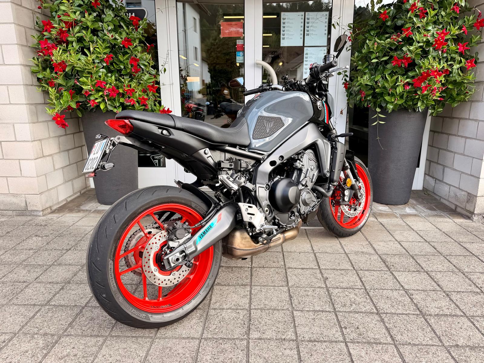 YAMAHA MT-09-showroom-element-3