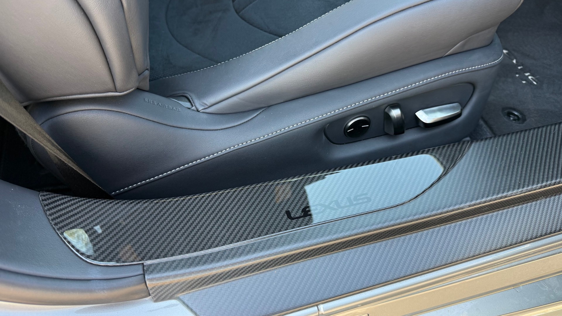 LEXUS 500h Sport+-image-5