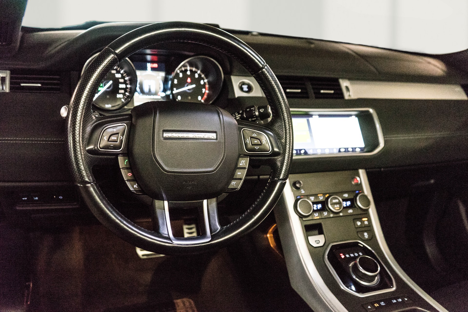 LAND ROVER Range Rover Evoque Convert. 2.0Si4 HSE Dynamic AT9-image-27