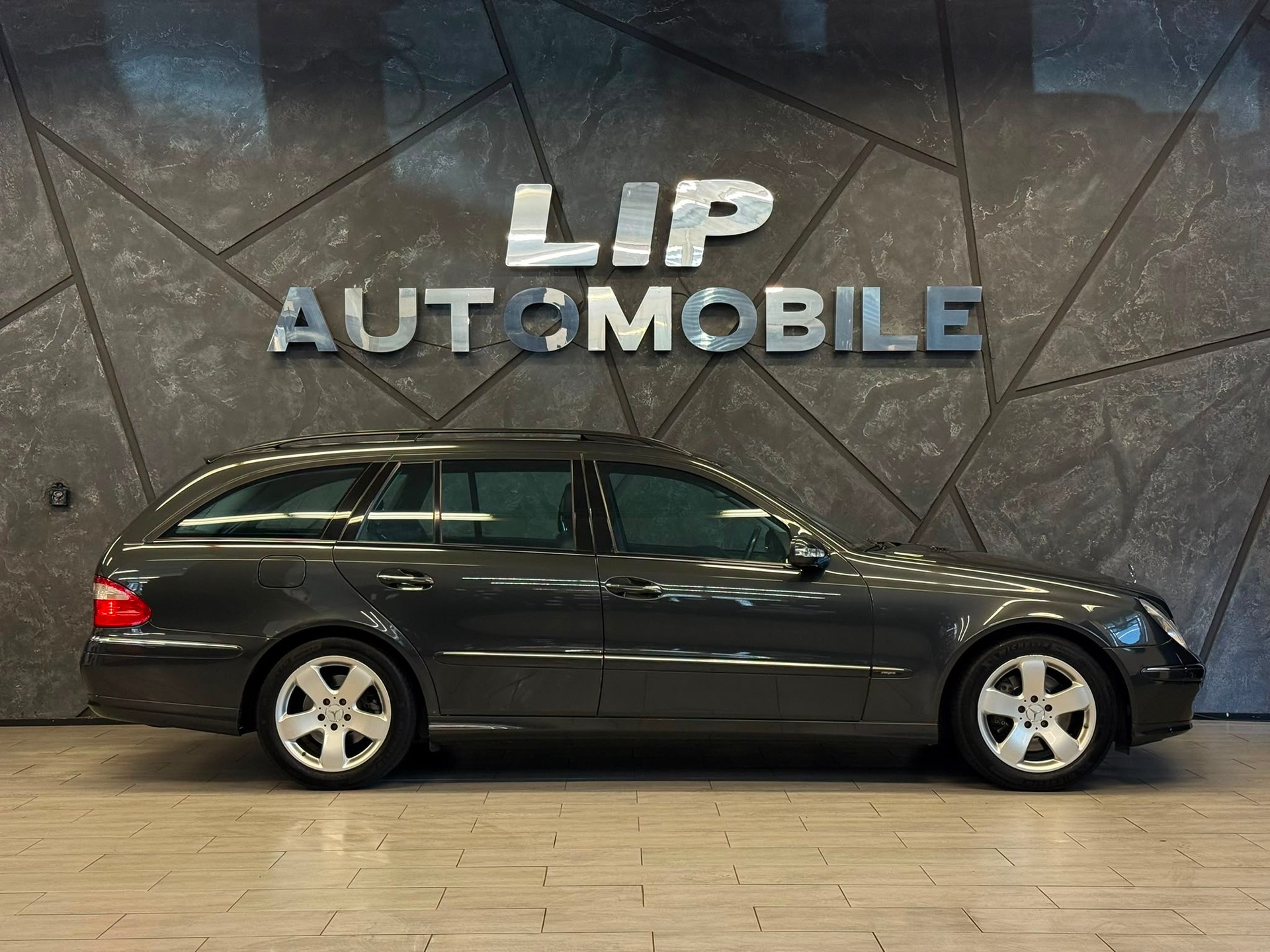 MERCEDES-BENZ E 500 Avantgarde 7G-Tronic-showroom-element-3