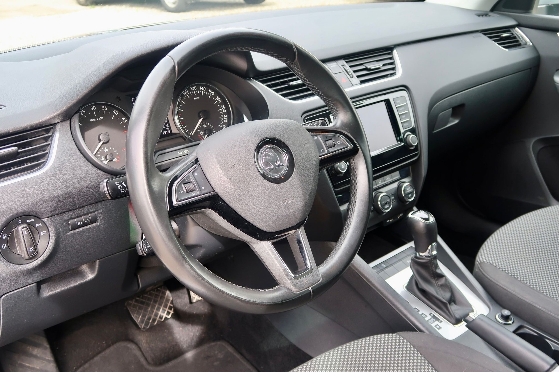 SKODA Octavia Combi 1.6 TDI Ambition DSG-image-11