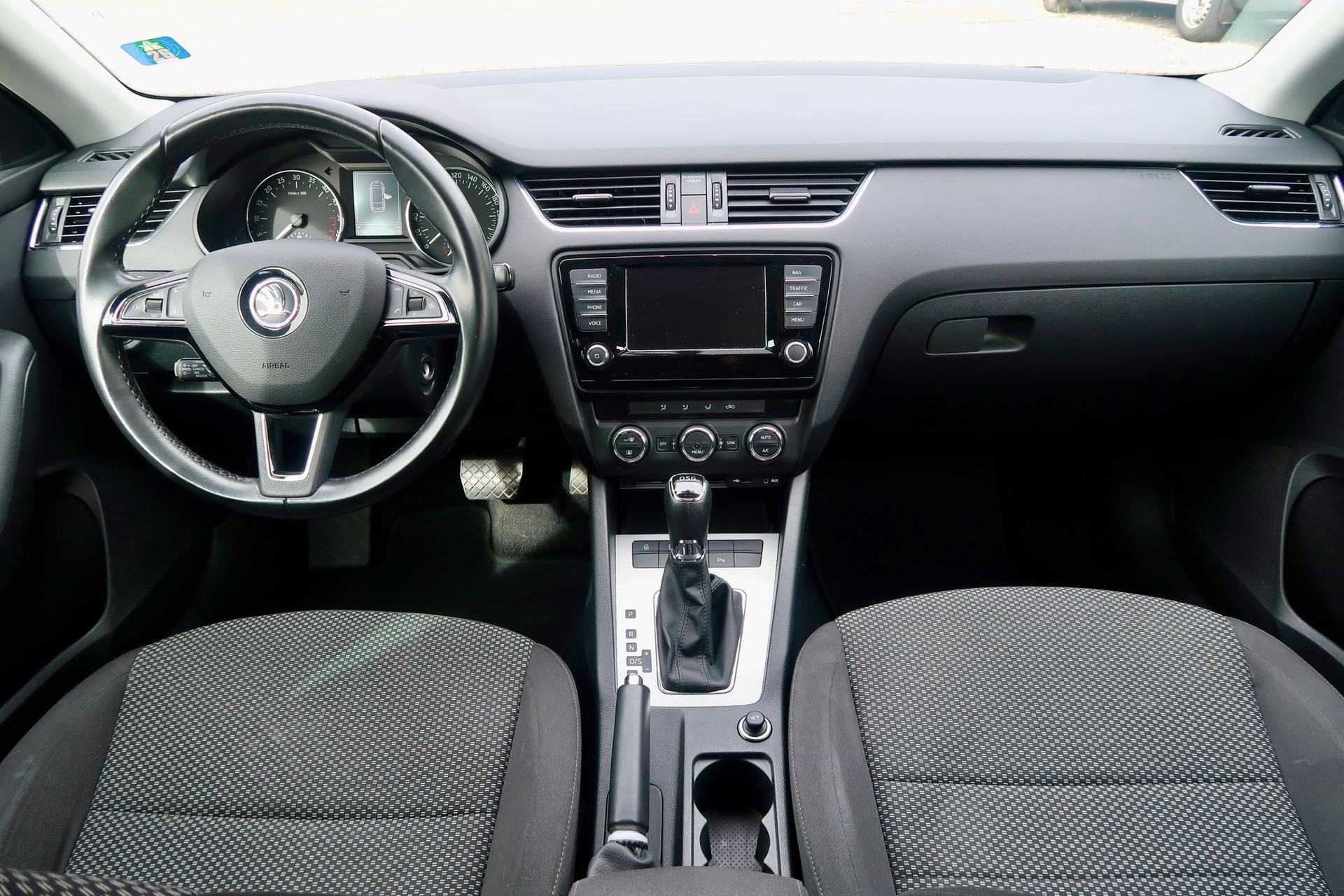 SKODA Octavia Combi 1.6 TDI Ambition DSG-image-10