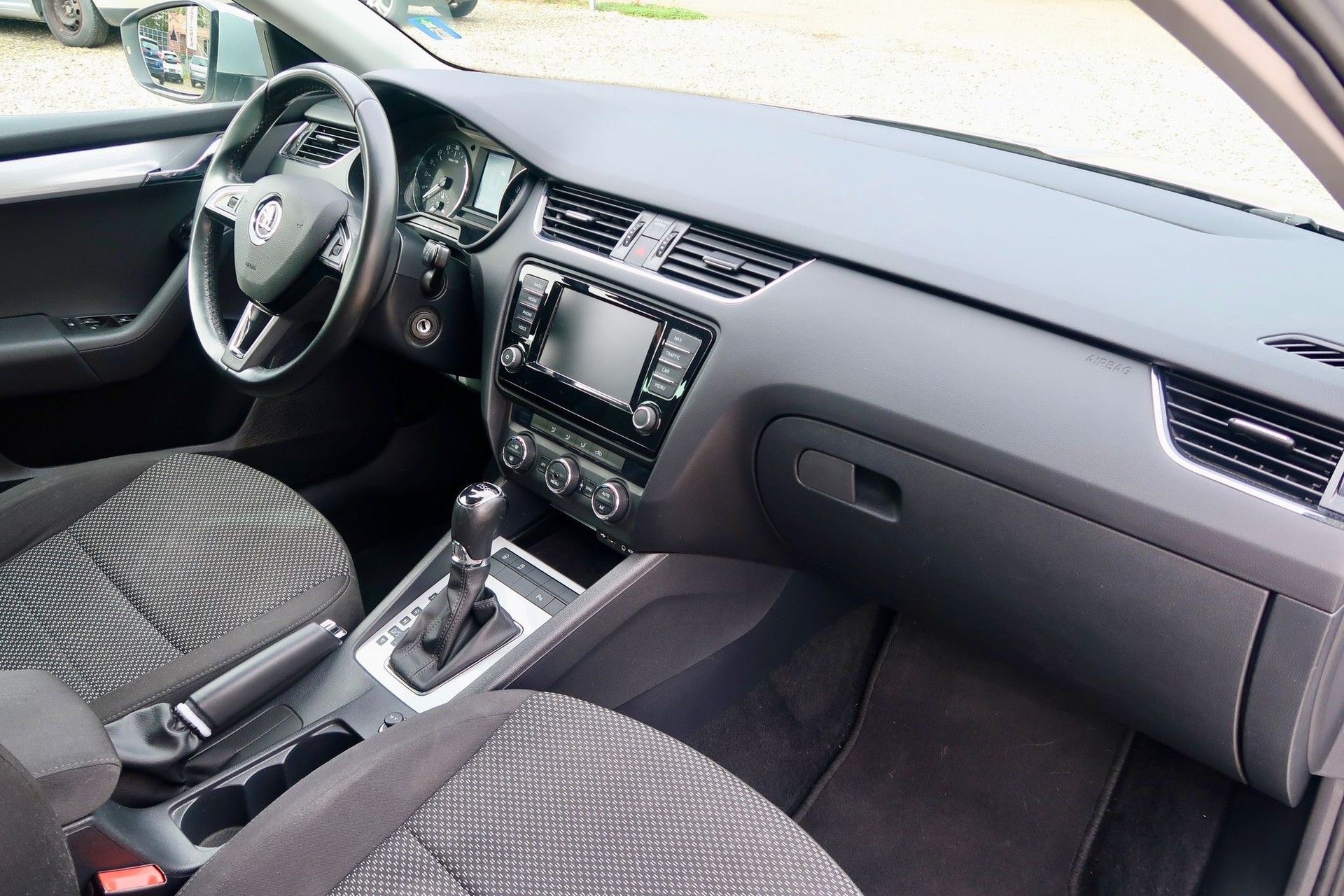SKODA Octavia Combi 1.6 TDI Ambition DSG-image-9