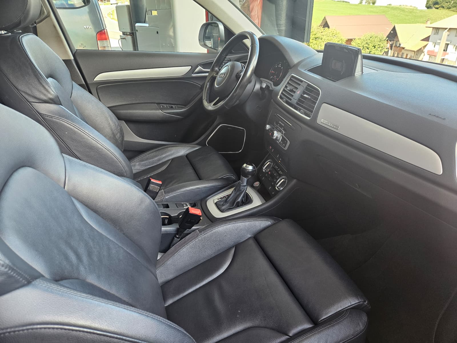 AUDI Q3 2.0 TDI sport quattro S-tronic-image-10