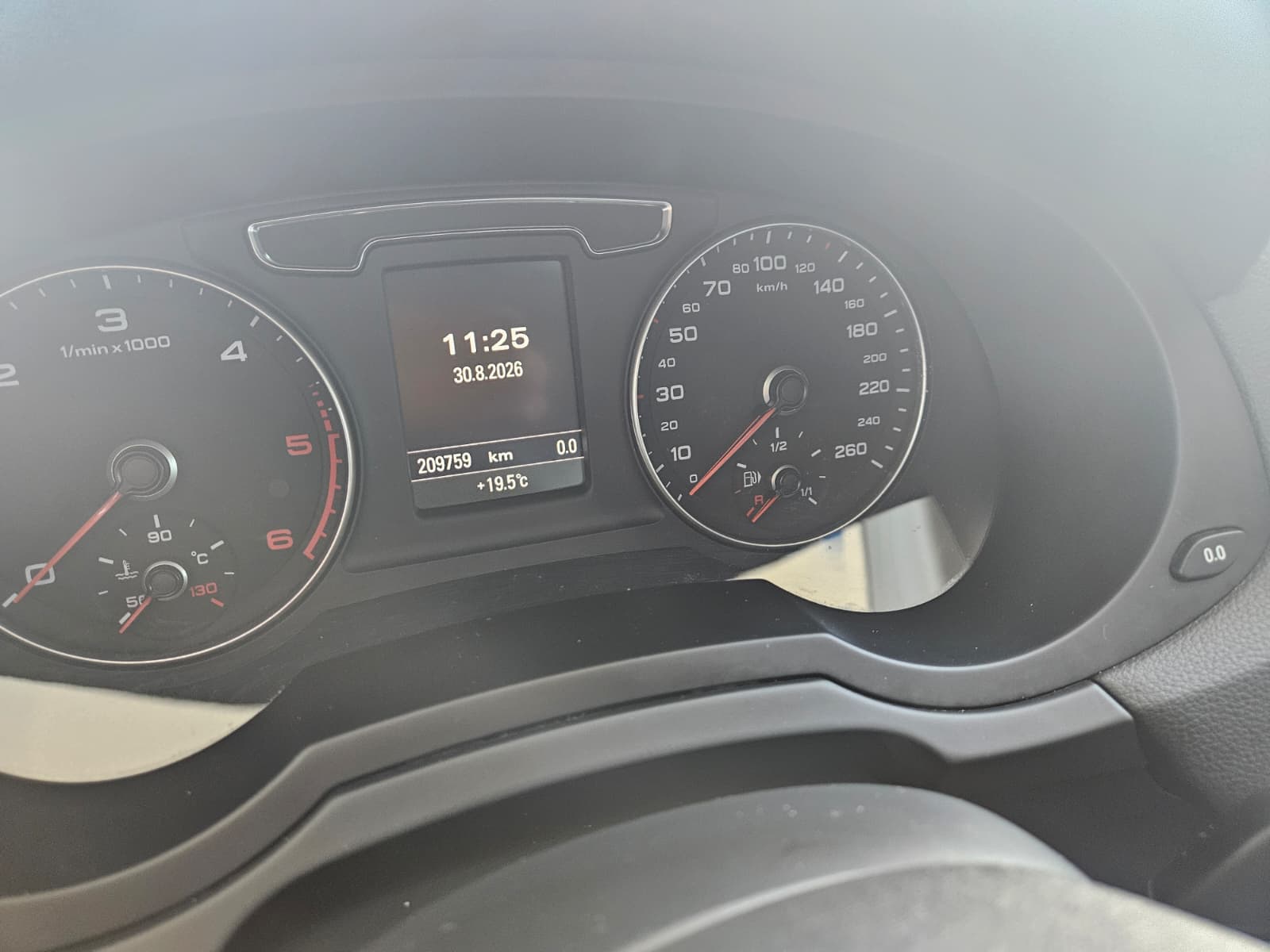 AUDI Q3 2.0 TDI sport quattro S-tronic-image-9
