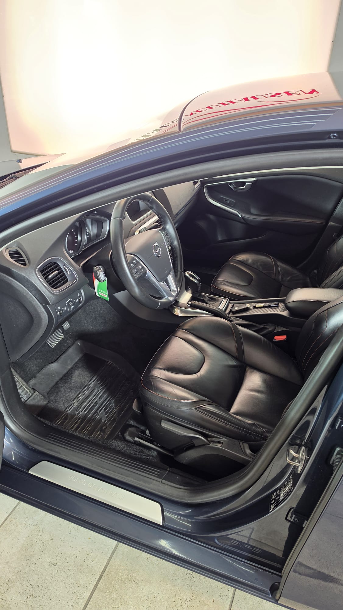 VOLVO V40 T3 OceanRace Geartronic, Schweizer Fahrzeug, Frisch ab MFK und Frisch ab Service-image-10