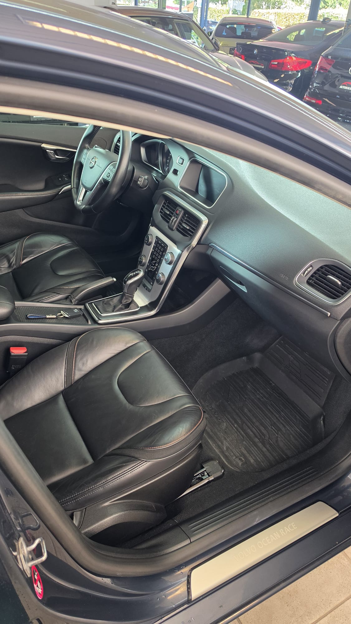 VOLVO V40 T3 OceanRace Geartronic, Schweizer Fahrzeug, Frisch ab MFK und Frisch ab Service-image-9