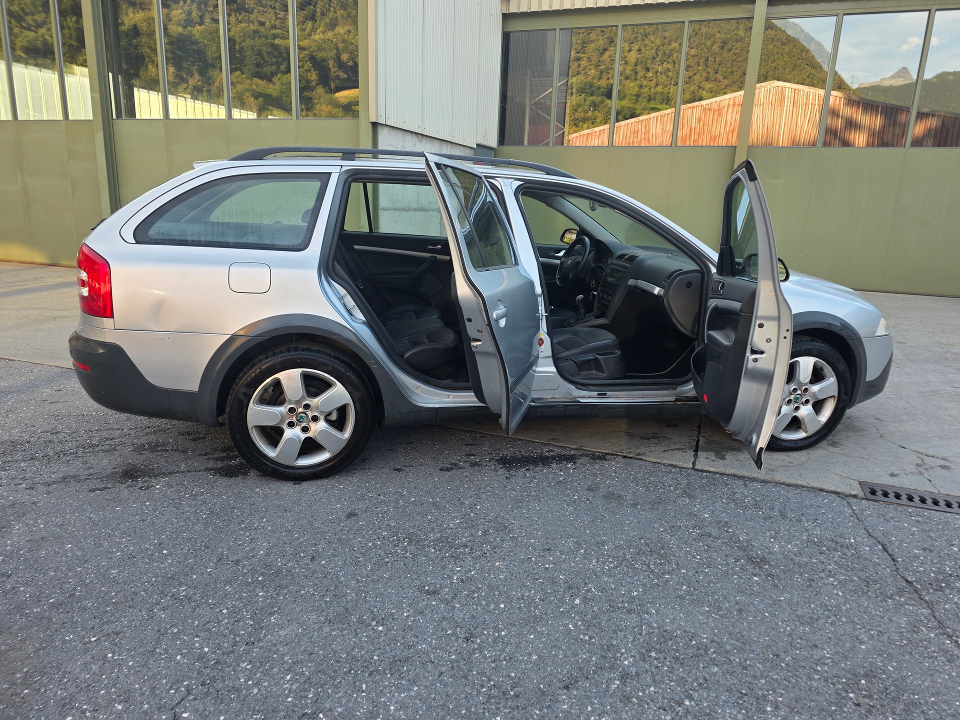 SKODA Octavia Scout 2.0 TDI 4x4-image-9
