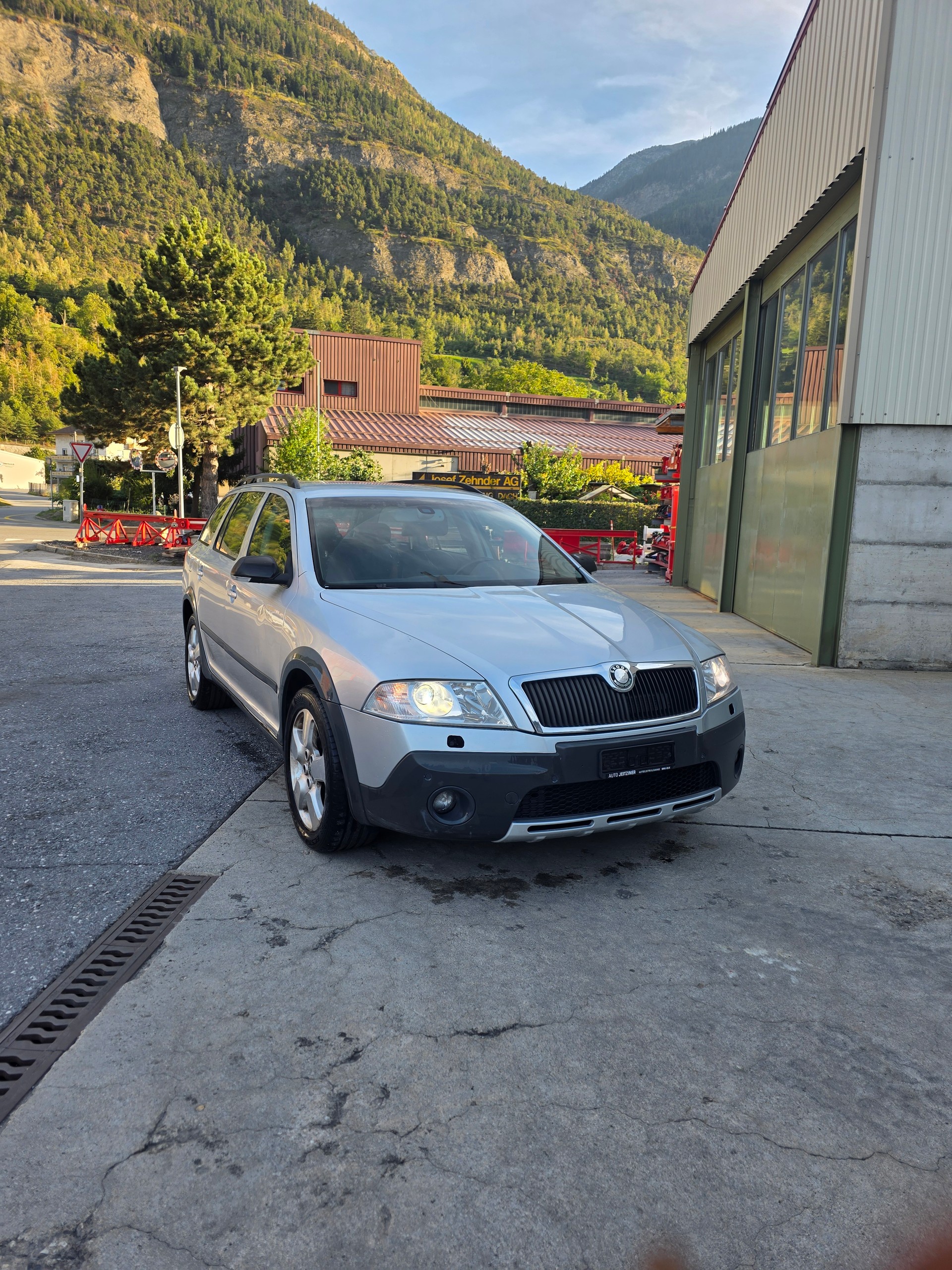 SKODA Octavia Scout 2.0 TDI 4x4-image-2