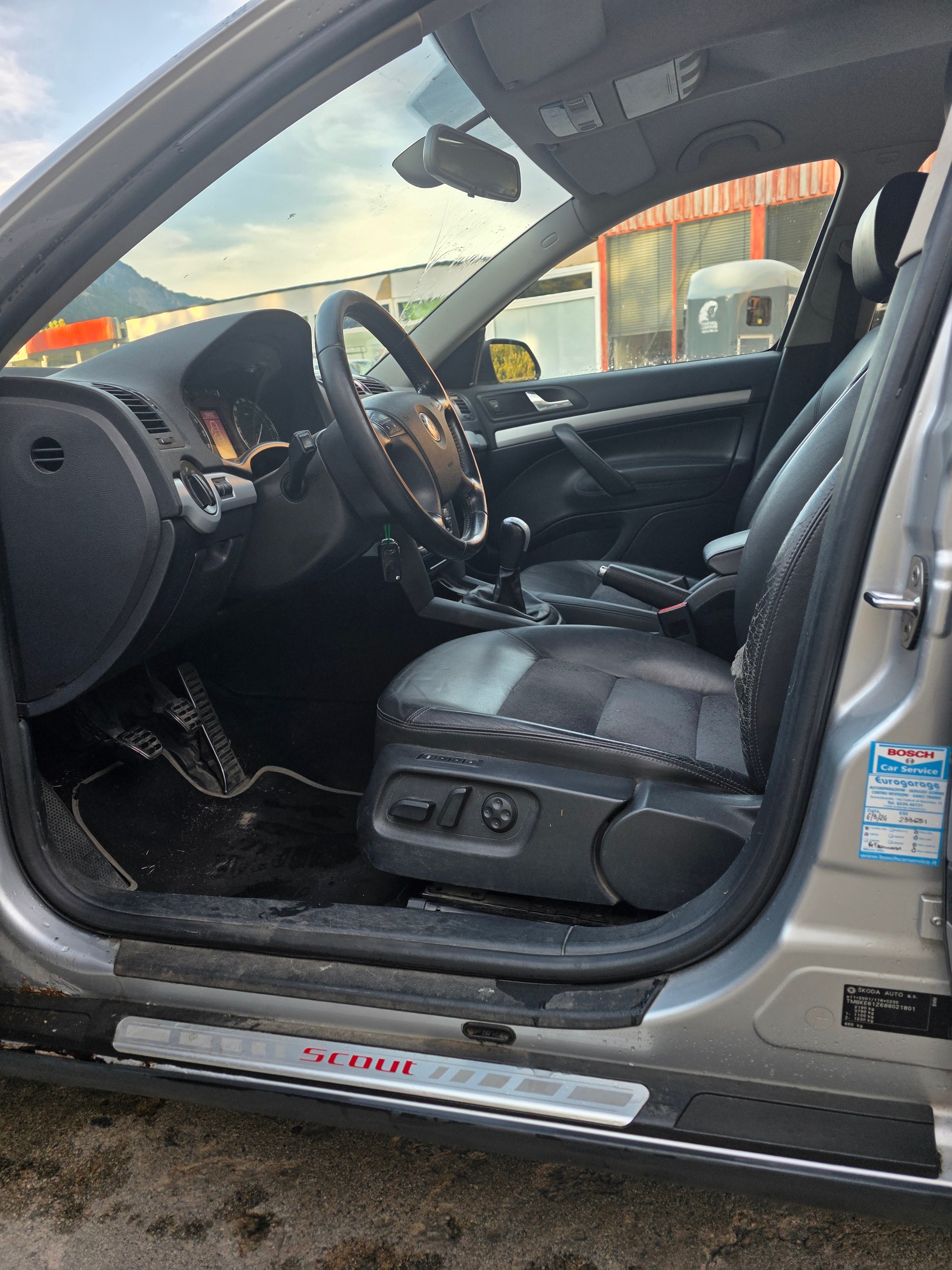 SKODA Octavia Scout 2.0 TDI 4x4-image-11