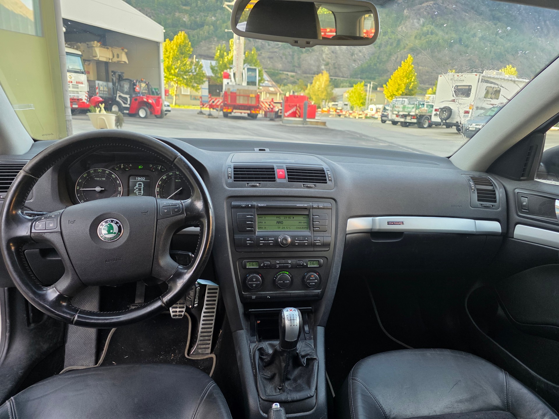 SKODA Octavia Scout 2.0 TDI 4x4-image-12