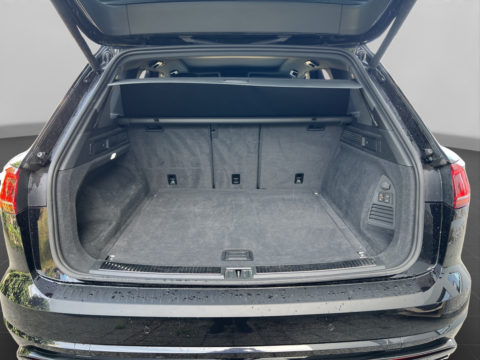 VW Touareg 3.0 TDI R Line Tiptronic-image-13