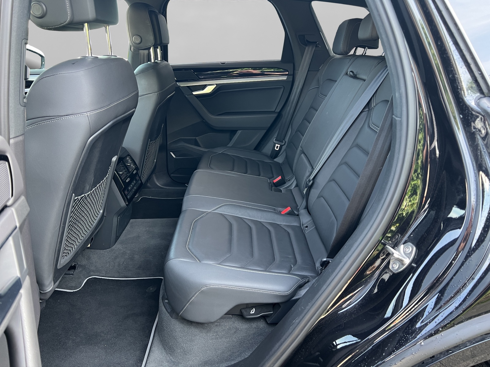 VW Touareg 3.0 TDI R Line Tiptronic-image-12