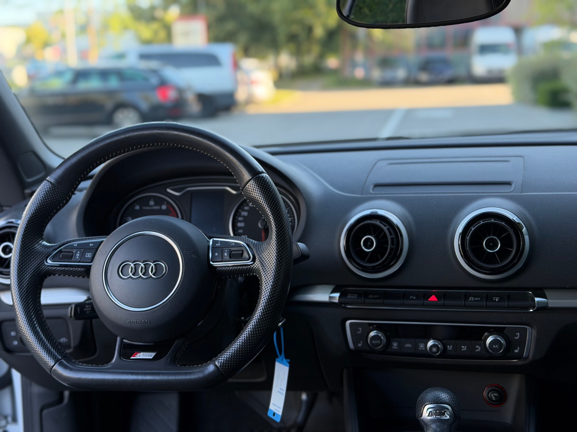AUDI A3 Cabriolet 1.4 TFSI Ambition S-tronic-image-14