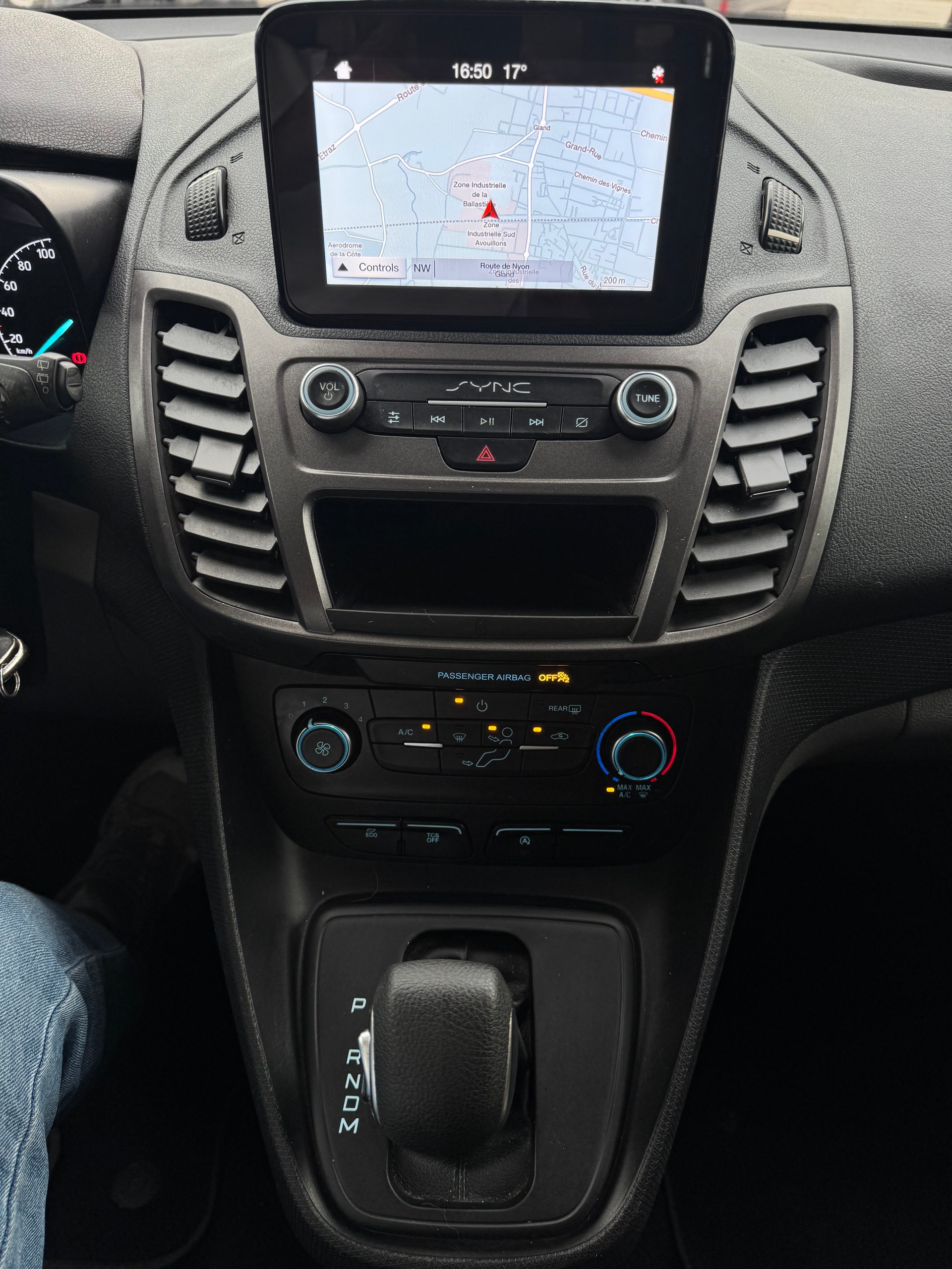 FORD Grand Tourneo Connect 1.5 EcoBlue Trend Automat-image-11