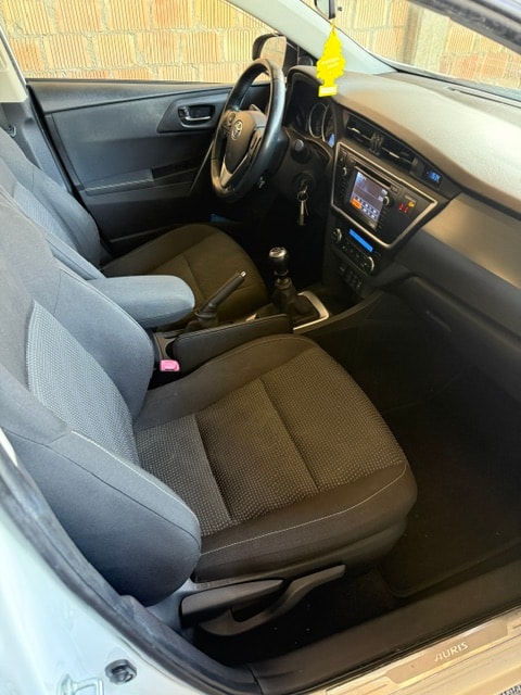 TOYOTA Auris Touring Sports 1.6 Luna-image-3