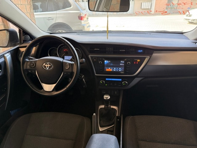 TOYOTA Auris Touring Sports 1.6 Luna-image-2